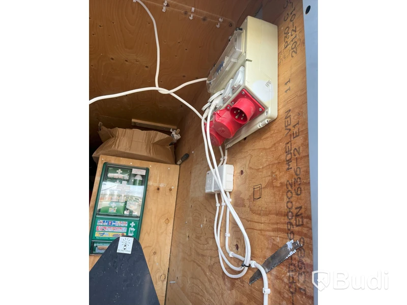 Container 20 fot isolerad med elcentral, belysning samt värmekälla. Fulllastad med byggsaker