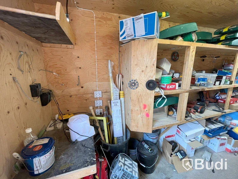Container 20 fot isolerad med elcentral, belysning samt värmekälla. Fulllastad med byggsaker