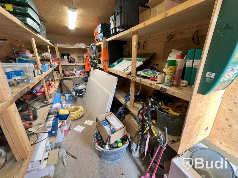 Container 20 fot isolerad med elcentral, belysning samt värmekälla. Fulllastad med byggsaker