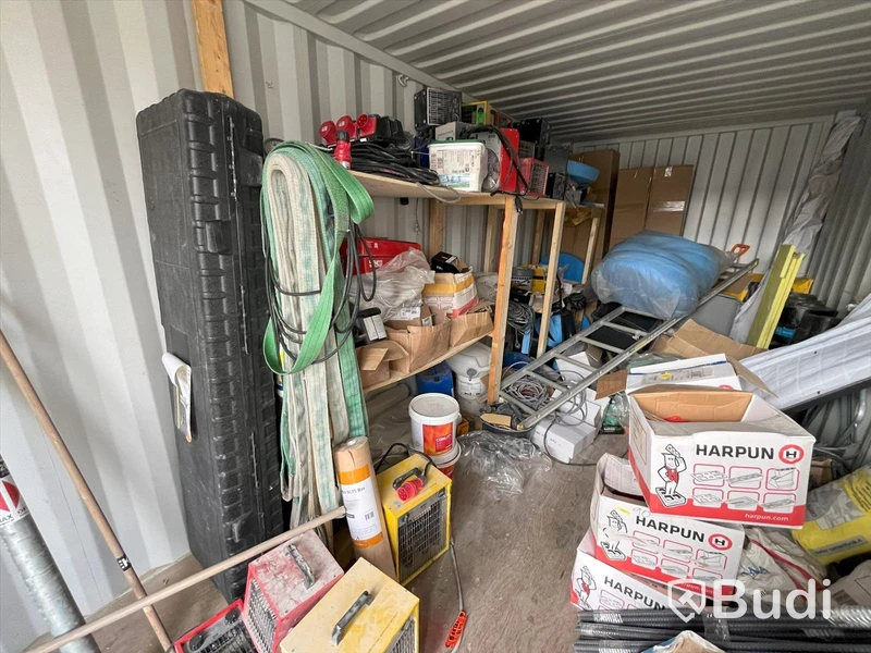 Container 20 fot isolerad med elcentral, belysning samt värmekälla. Fulllastad med byggsaker