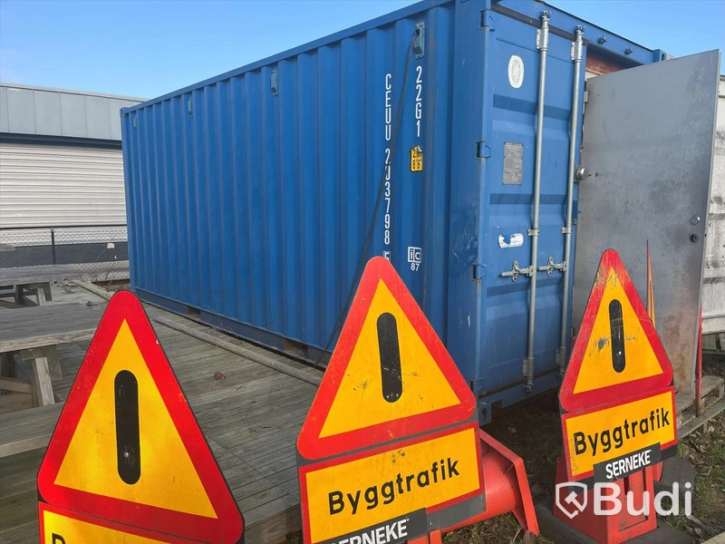 Container 20 fot isolerad med elcentral, belysning samt värmekälla. Fulllastad med byggsaker