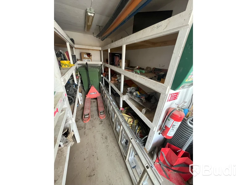 Container 20 fot isolerad med elcentral och belysning samt full av byggverktyg/ hjälpmedel