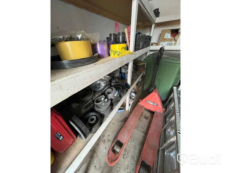 Container 20 fot isolerad med elcentral och belysning samt full av byggverktyg/ hjälpmedel