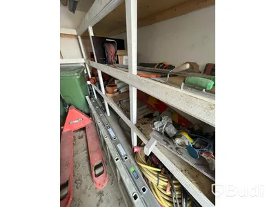 Container 20 fot isolerad med elcentral och belysning samt full av byggverktyg/ hjälpmedel