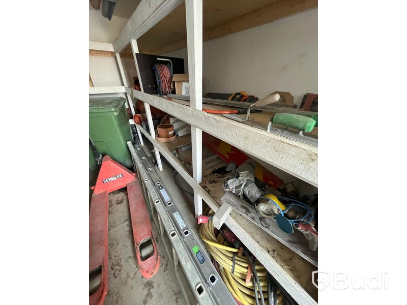 Container 20 fot isolerad med elcentral och belysning samt full av byggverktyg/ hjälpmedel