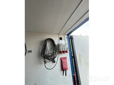 Container 20 fot isolerad med elcentral och belysning samt full av byggverktyg/ hjälpmedel