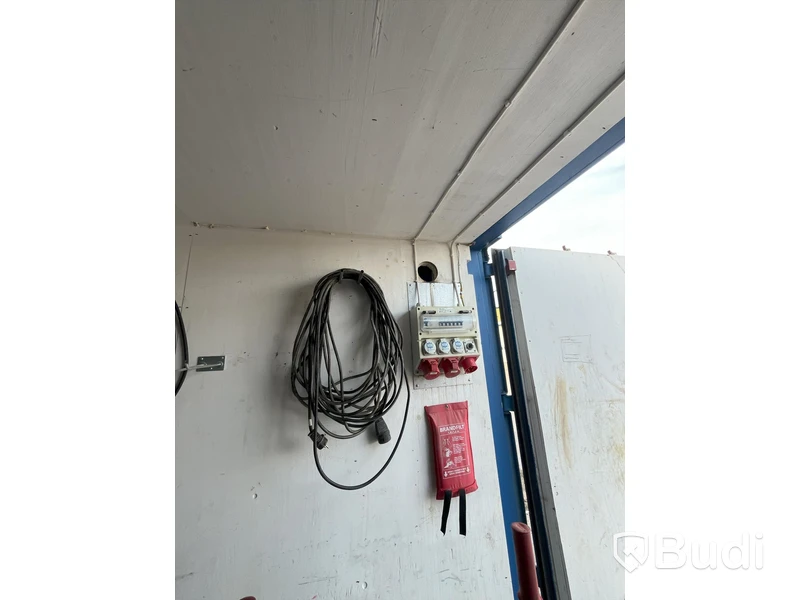 Container 20 fot isolerad med elcentral och belysning samt full av byggverktyg/ hjälpmedel