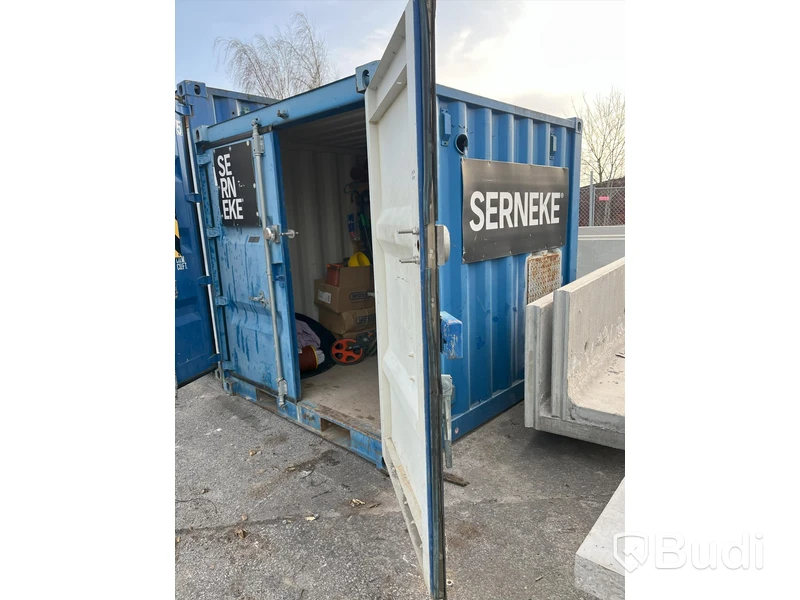Container av mindre modell ca 10 fot med innehåll va rör mm