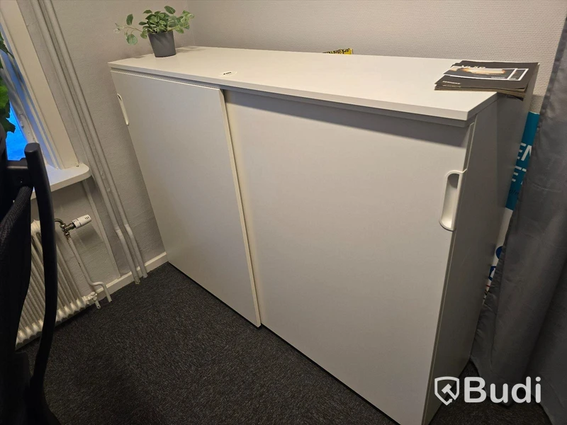 Helt kontor med kontorsplatser, matsalsmöbel, kaffemaskin, mm