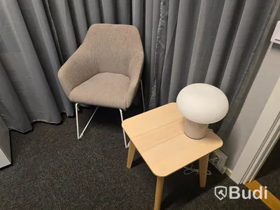 Helt kontor med kontorsplatser, matsalsmöbel, kaffemaskin, mm
