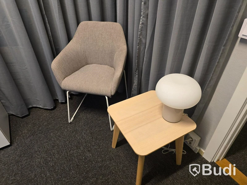 Helt kontor med kontorsplatser, matsalsmöbel, kaffemaskin, mm