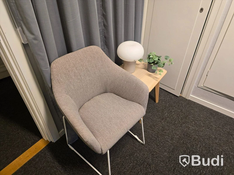Helt kontor med kontorsplatser, matsalsmöbel, kaffemaskin, mm