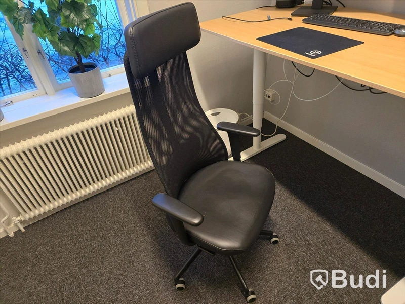 Helt kontor med kontorsplatser, matsalsmöbel, kaffemaskin, mm