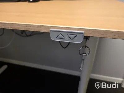 Helt kontor med kontorsplatser, matsalsmöbel, kaffemaskin, mm