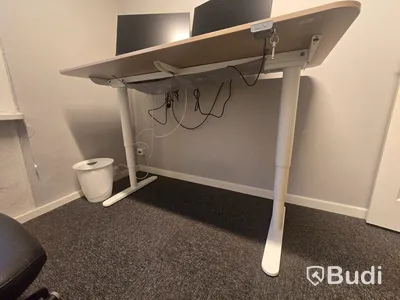 Helt kontor med kontorsplatser, matsalsmöbel, kaffemaskin, mm
