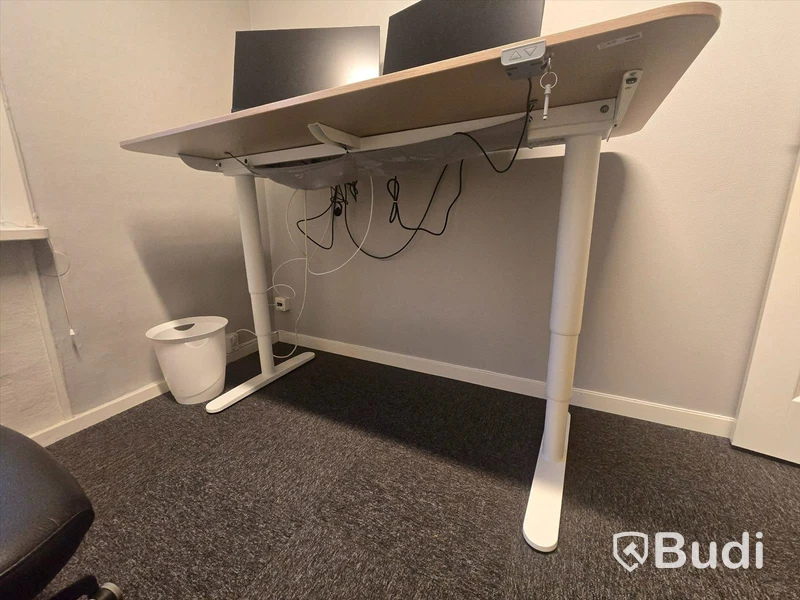 Helt kontor med kontorsplatser, matsalsmöbel, kaffemaskin, mm