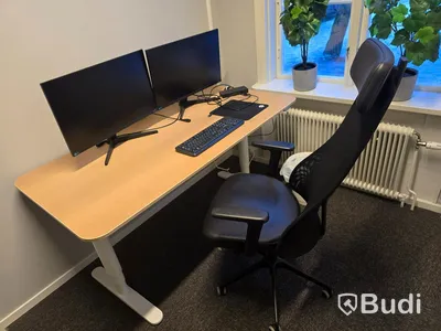 Helt kontor med kontorsplatser, matsalsmöbel, kaffemaskin, mm