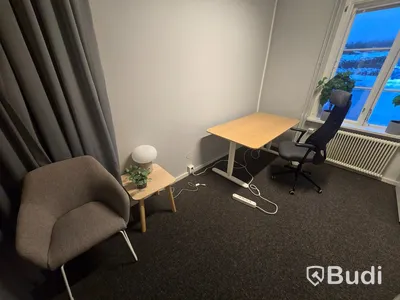 Helt kontor med kontorsplatser, matsalsmöbel, kaffemaskin, mm