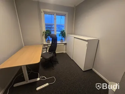 Helt kontor med kontorsplatser, matsalsmöbel, kaffemaskin, mm