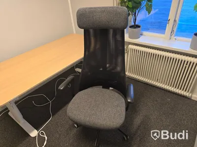 Helt kontor med kontorsplatser, matsalsmöbel, kaffemaskin, mm