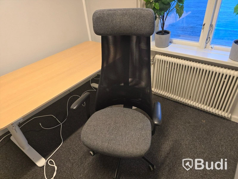 Helt kontor med kontorsplatser, matsalsmöbel, kaffemaskin, mm