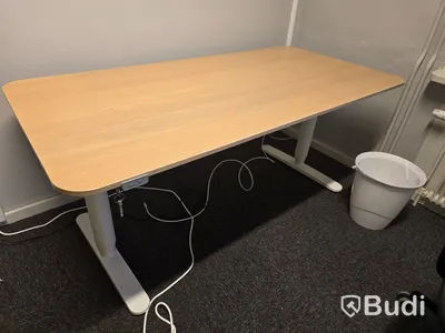 Helt kontor med kontorsplatser, matsalsmöbel, kaffemaskin, mm