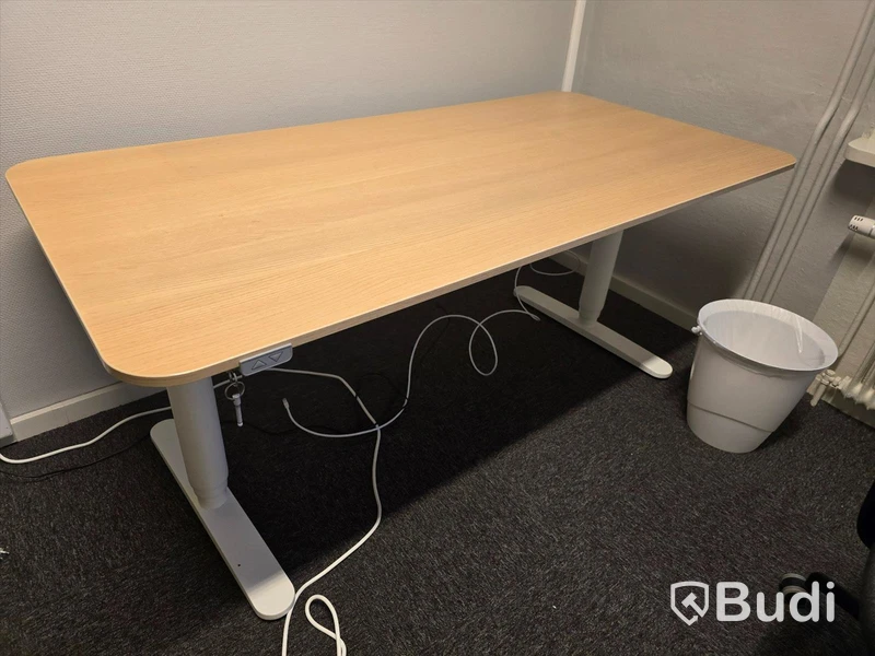 Helt kontor med kontorsplatser, matsalsmöbel, kaffemaskin, mm
