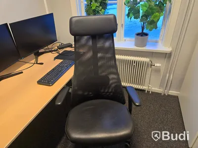 Helt kontor med kontorsplatser, matsalsmöbel, kaffemaskin, mm