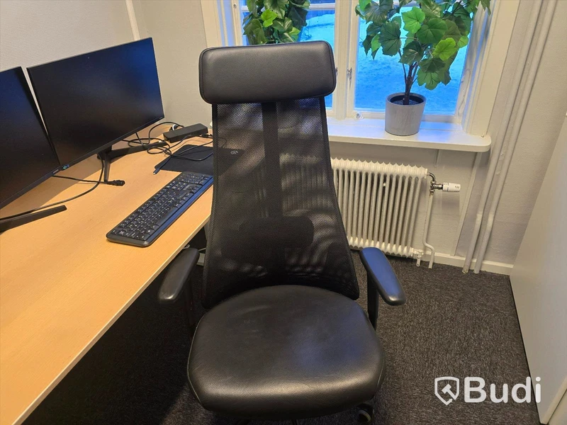 Helt kontor med kontorsplatser, matsalsmöbel, kaffemaskin, mm
