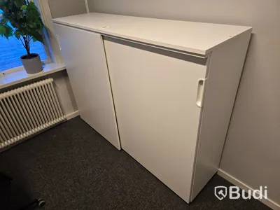 Helt kontor med kontorsplatser, matsalsmöbel, kaffemaskin, mm