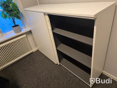 Helt kontor med kontorsplatser, matsalsmöbel, kaffemaskin, mm
