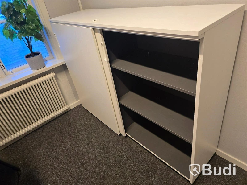 Helt kontor med kontorsplatser, matsalsmöbel, kaffemaskin, mm