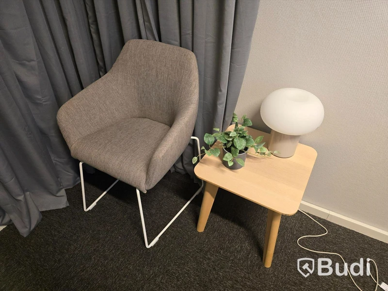 Helt kontor med kontorsplatser, matsalsmöbel, kaffemaskin, mm