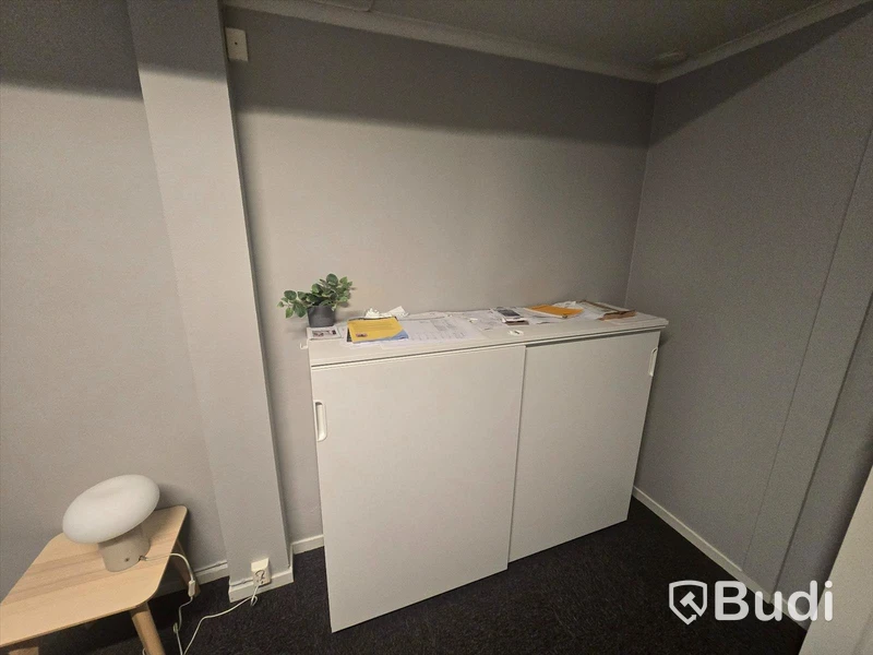 Helt kontor med kontorsplatser, matsalsmöbel, kaffemaskin, mm