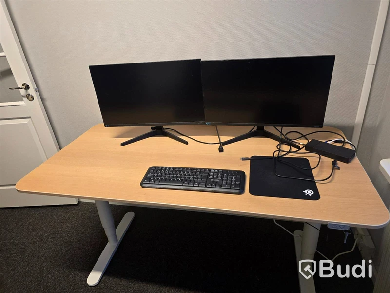 Helt kontor med kontorsplatser, matsalsmöbel, kaffemaskin, mm