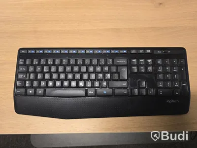 Helt kontor med kontorsplatser, matsalsmöbel, kaffemaskin, mm