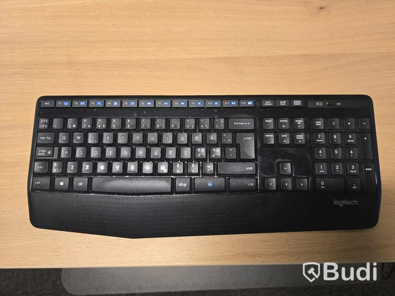 Helt kontor med kontorsplatser, matsalsmöbel, kaffemaskin, mm