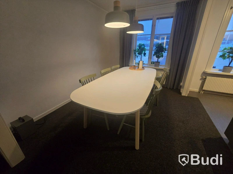 Helt kontor med kontorsplatser, matsalsmöbel, kaffemaskin, mm
