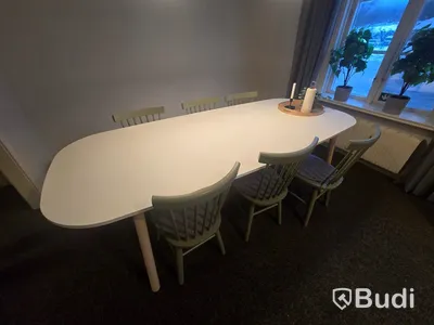 Helt kontor med kontorsplatser, matsalsmöbel, kaffemaskin, mm