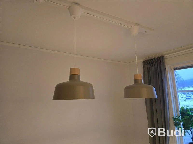 Helt kontor med kontorsplatser, matsalsmöbel, kaffemaskin, mm