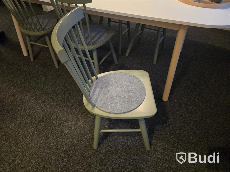 Helt kontor med kontorsplatser, matsalsmöbel, kaffemaskin, mm