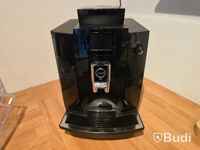 Helt kontor med kontorsplatser, matsalsmöbel, kaffemaskin, mm