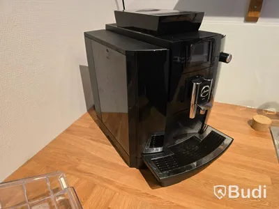 Helt kontor med kontorsplatser, matsalsmöbel, kaffemaskin, mm