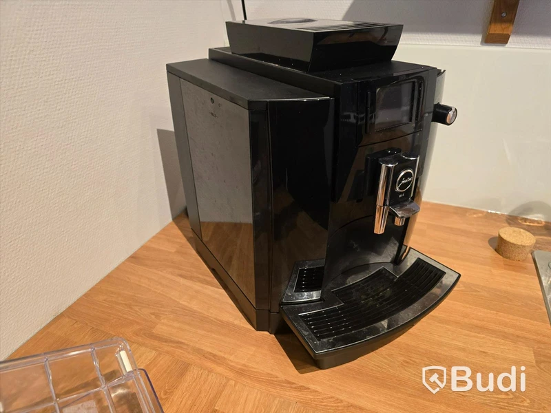 Helt kontor med kontorsplatser, matsalsmöbel, kaffemaskin, mm