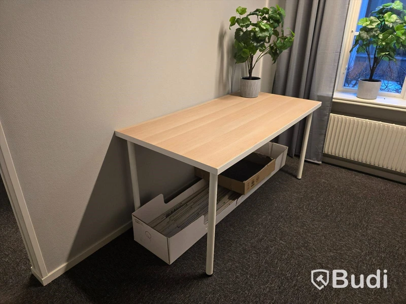 Helt kontor med kontorsplatser, matsalsmöbel, kaffemaskin, mm
