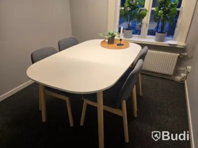 Helt kontor med kontorsplatser, matsalsmöbel, kaffemaskin, mm