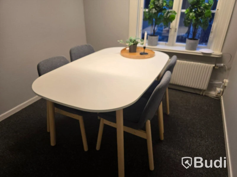 Helt kontor med kontorsplatser, matsalsmöbel, kaffemaskin, mm