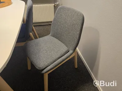Helt kontor med kontorsplatser, matsalsmöbel, kaffemaskin, mm