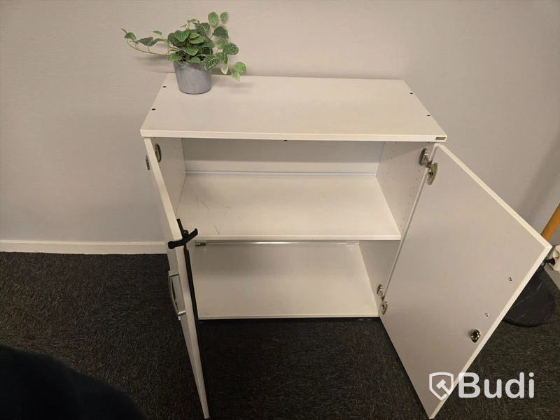 Helt kontor med kontorsplatser, matsalsmöbel, kaffemaskin, mm