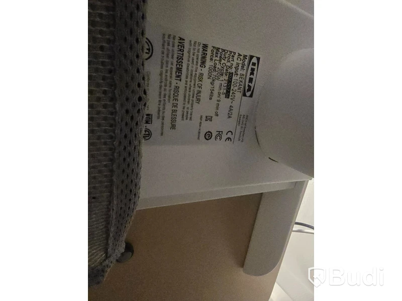 Helt kontor med kontorsplatser, matsalsmöbel, kaffemaskin, mm